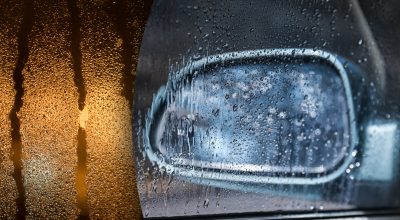 Що робити, якщо пітніє скло в машині зсередини: прості лайфхаки