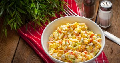 Он очень вкусный и сытный: быстрый рецепт салата с секретной начинкой