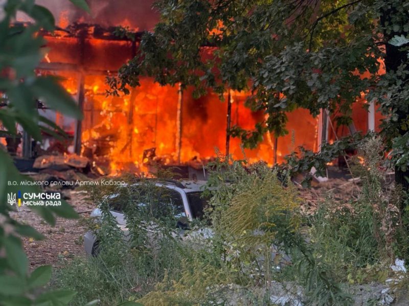 У Сумах прогриміли вибухи, спалахнула сильна пожежа: що відомо