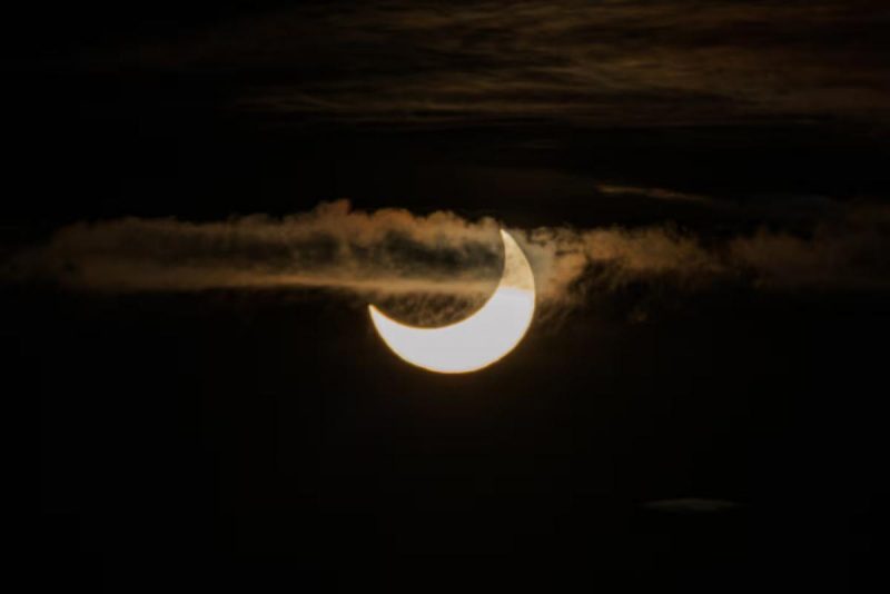 Місяць "відкусив" частину Сонця: астрономи показали фото останнього затемнення 2025 року