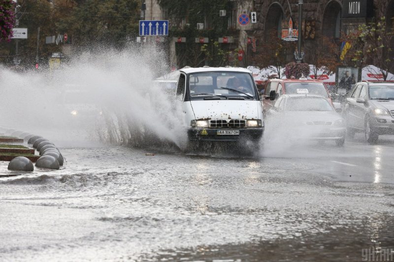 Литимуть сильні дощі та влупить +2: названо регіони, які накриє похолодання
