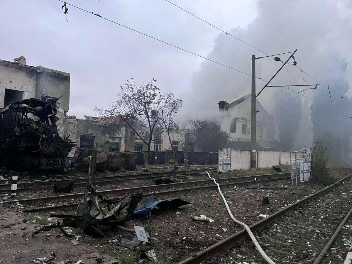 'Десятки дронів по мирних': Росія обстріляла депо Укрзалізниці в Одесі, деталі 'Десятки дронів по мирних': Росія обстріляла депо Укрзалізниці в Одесі, деталі