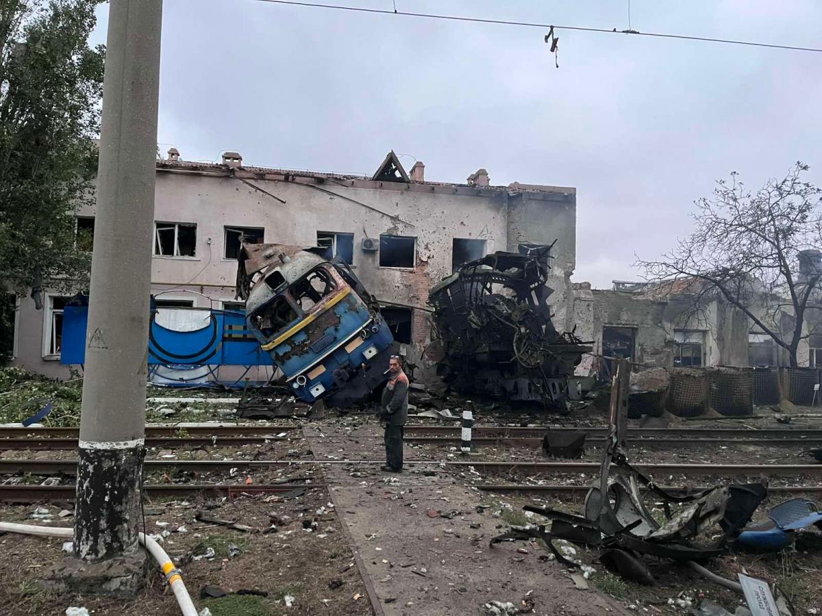 'Десятки дронів по мирних': Росія обстріляла депо Укрзалізниці в Одесі, деталі 'Десятки дронів по мирних': Росія обстріляла депо Укрзалізниці в Одесі, деталі