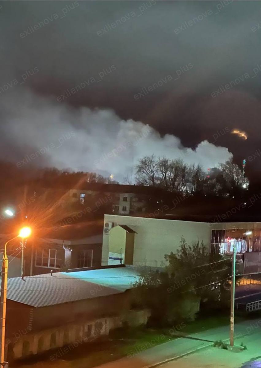 У місті видно стовп диму У місті видно стовп диму