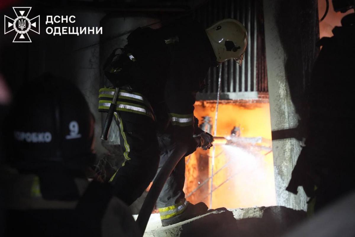 Спасатели оперативно ликвидировали возгорание в Одессе после ударов российских оккупантов Спасатели оперативно ликвидировали возгорание в Одессе после ударов российских оккупантов