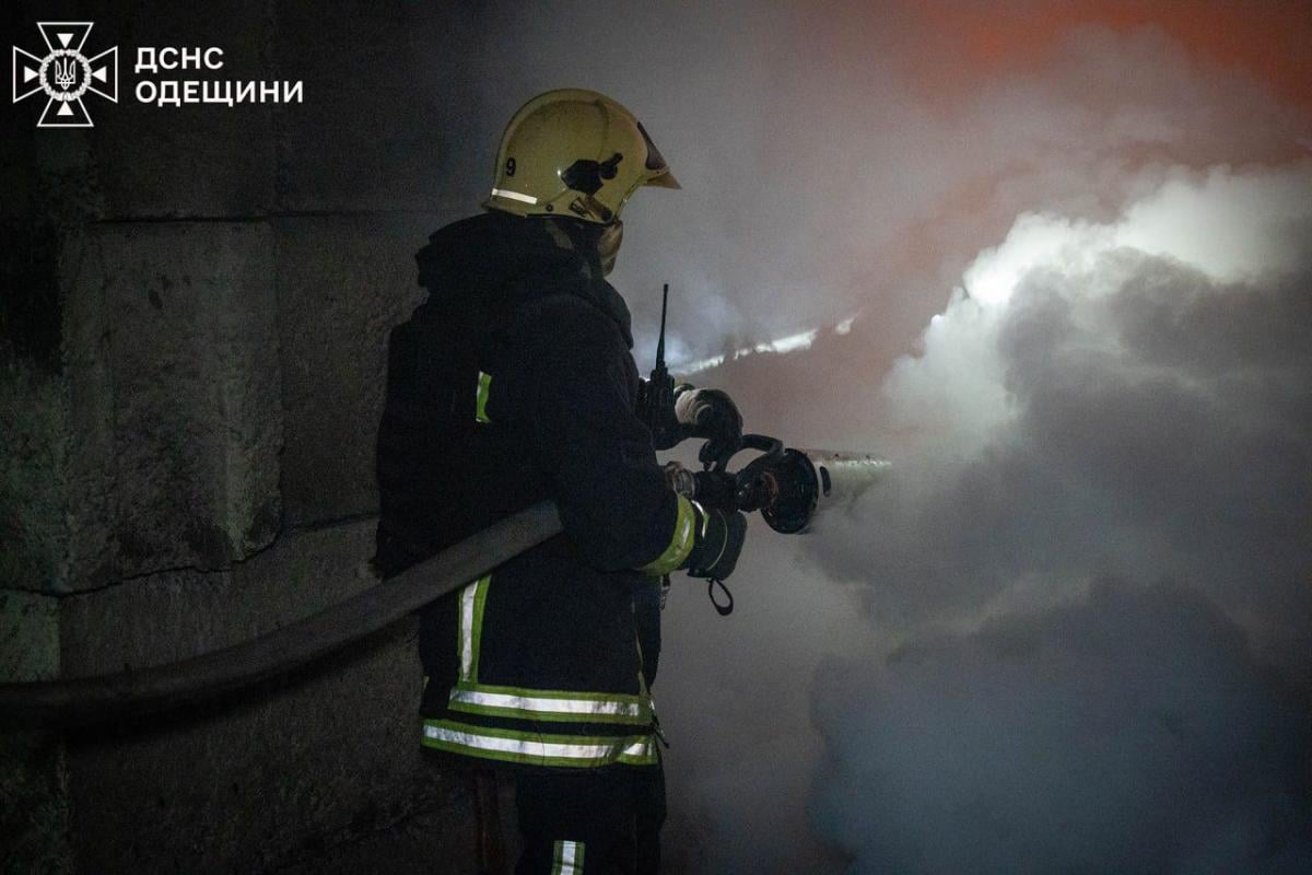 Пожежі, відключення світла та постраждалі: РФ вночі атакувала Україну, деталі Пожежі, відключення світла та постраждалі: РФ вночі атакувала Україну, деталі