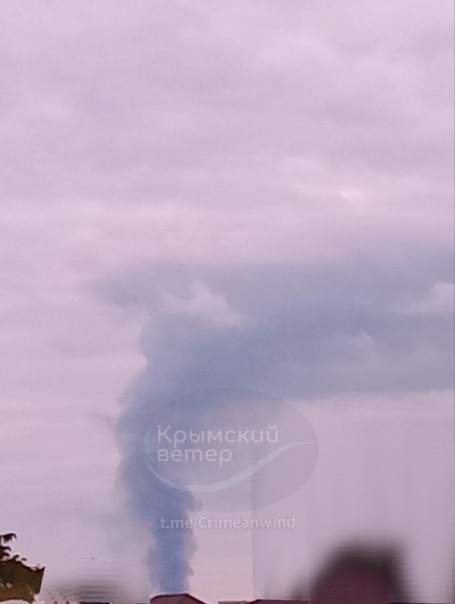 У Криму піднімаються стовпи диму У Криму піднімаються стовпи диму