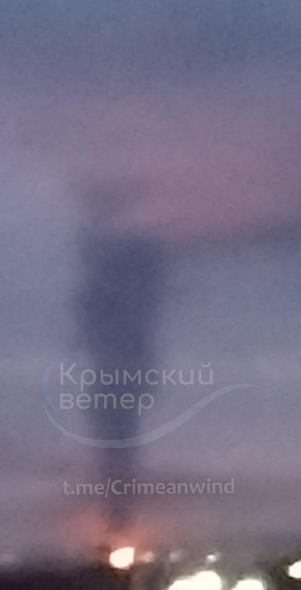 Так палаючу нафтобазу в Гвардійському видно з передмістя Сімферополя Так палаючу нафтобазу в Гвардійському видно з передмістя Сімферополя