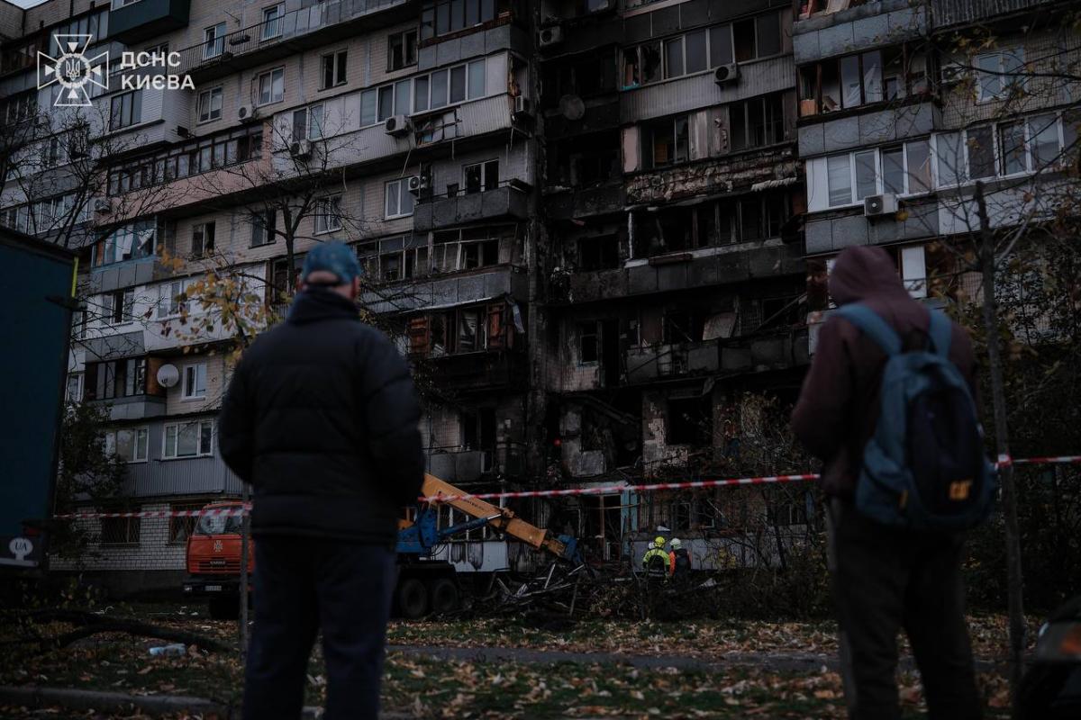 Війська Путіна дронами атакували Київ: влучили в житлові будинки, є загиблі - деталі Війська Путіна дронами атакували Київ: влучили в житлові будинки, є загиблі - деталі