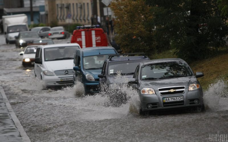 Ворвутся мощные ливни и мороз: синоптики назвали дату ухудшения погоды