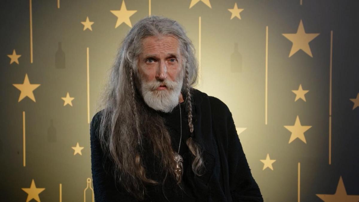 Джигурда перетворився на старезного старого чоловіка  Джигурда перетворився на старезного старого чоловіка