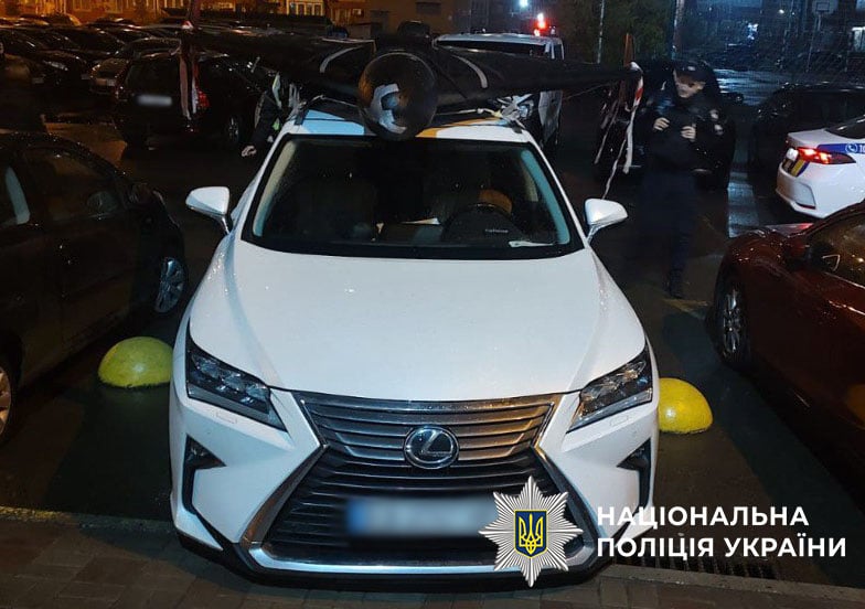 У Києві знайшли "шахед", прикріплений до автомобіля Фото: Департамент комунікації Нацполіції Києва У Києві знайшли "шахед", прикріплений до автомобіля Фото: Департамент комунікації Нацполіції Києва