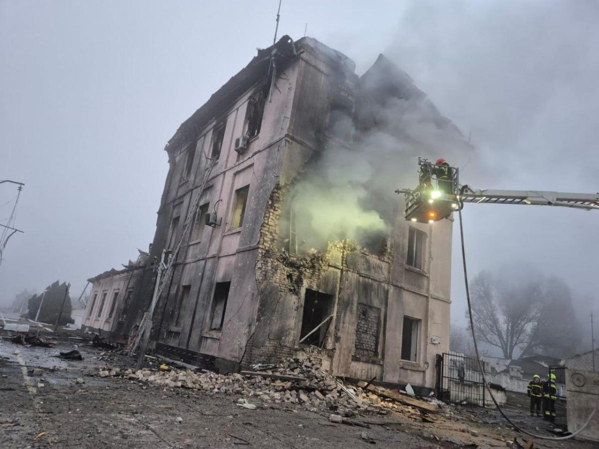 Росіяни атакували залізничну станцію Запоріжжя-Камʼянське на Дніпропетровщині Росіяни атакували залізничну станцію Запоріжжя-Камʼянське на Дніпропетровщині