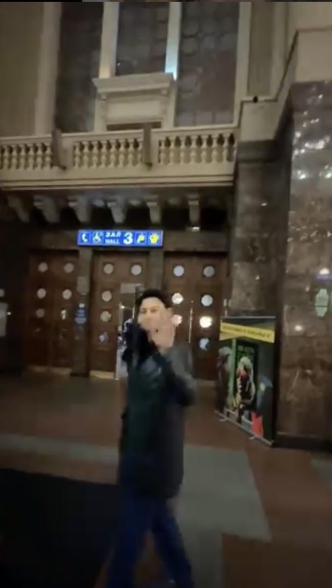 Камелія з чоловіком проводили доньку до Польщі Камелія з чоловіком проводили доньку до Польщі