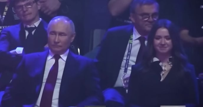 Валиева рядом с Путиным на открытии турнира в Казани Валиева рядом с Путиным на открытии турнира в Казани