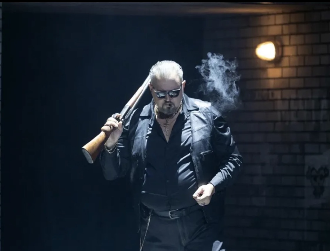 Теперь певцу придется выступать в России 