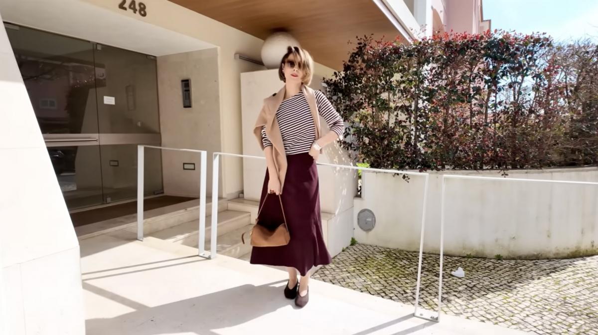 Замшева спідниця + смугастий топ Замшева спідниця + смугастий топ