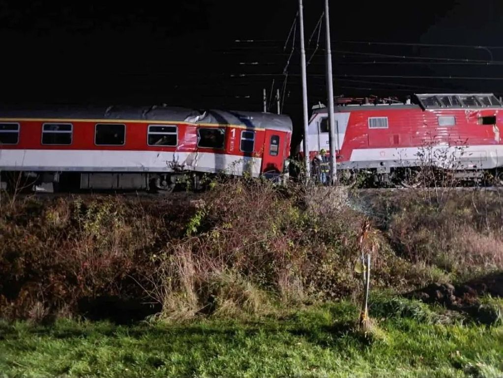 Один поїзд врізався в задню частину іншого.