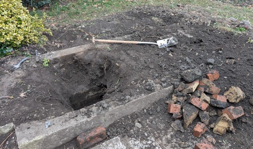 Чоловік знайшов дивну скриню в саду: знахідка збентежила навіть копів