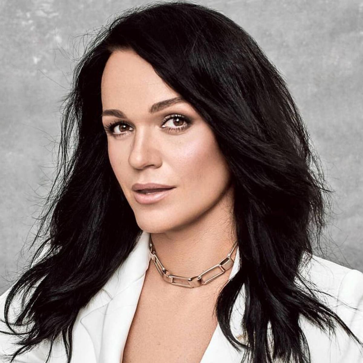 Путіністка Слава лікує голову Путіністка Слава лікує голову