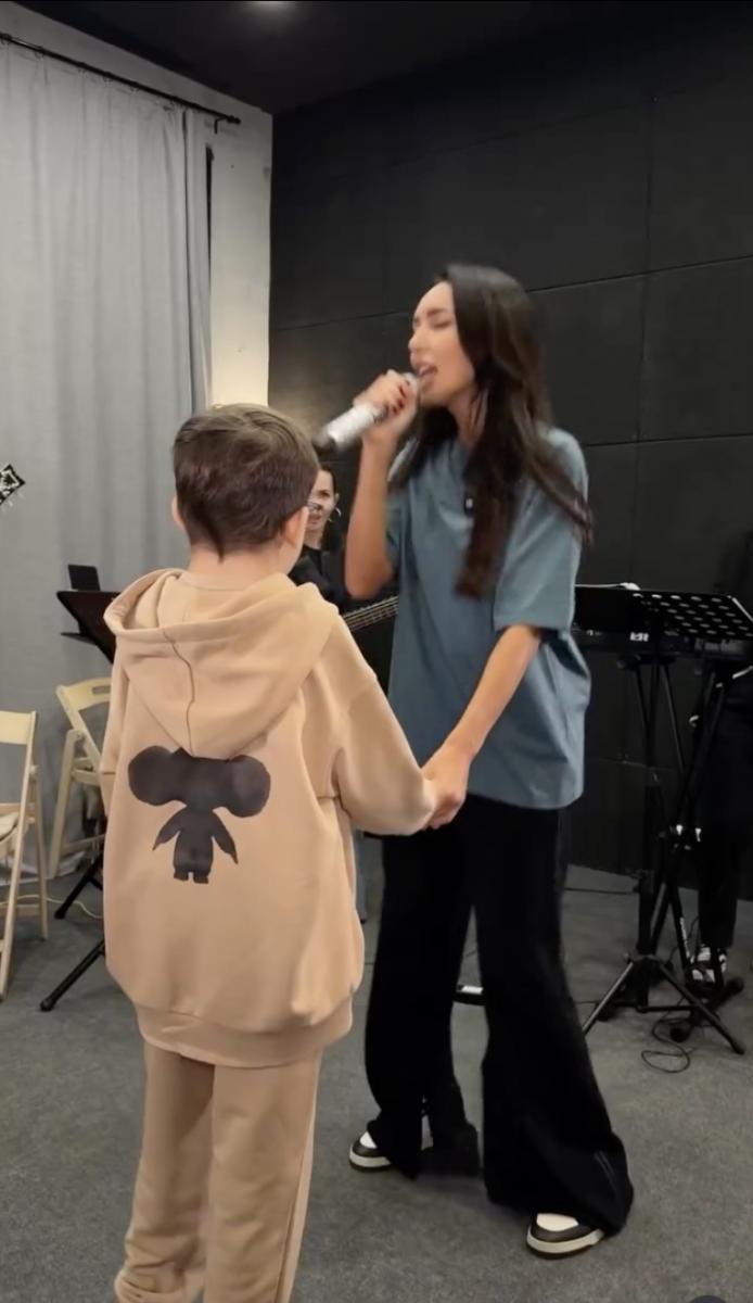 Алсу показала таємного сина 