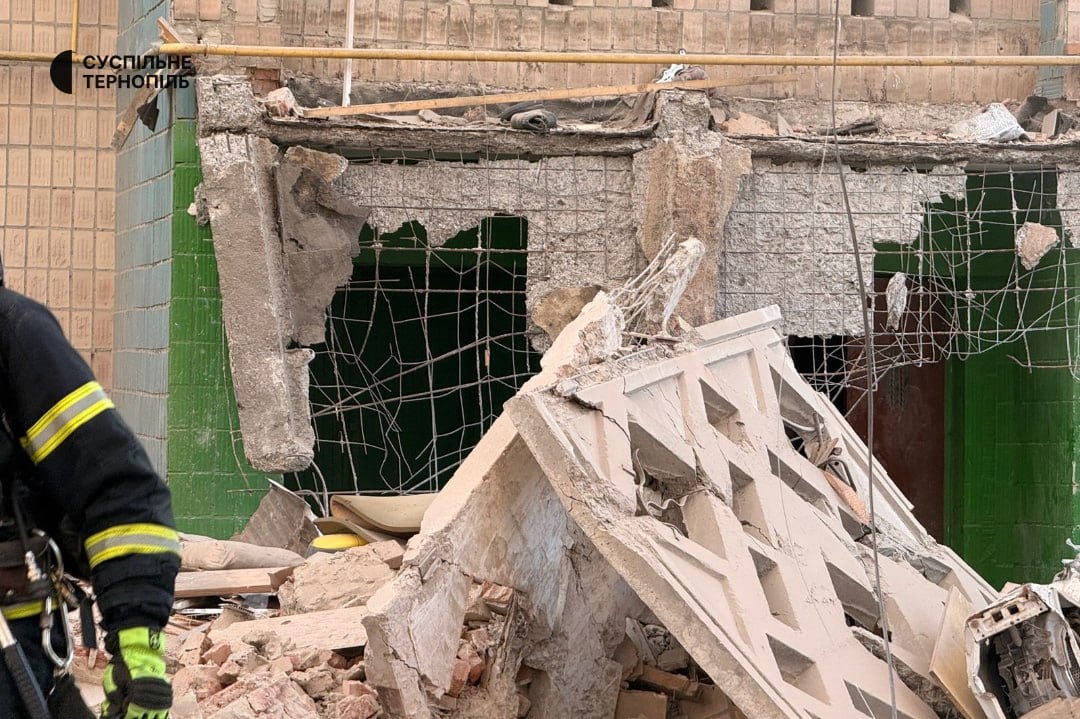 Наслідки удару в житловий будинок у Тернополі