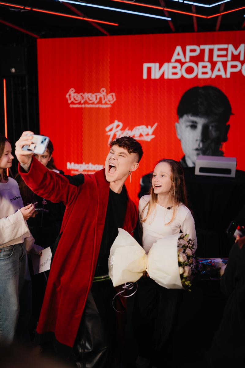 Артем Пивоваров здійснив мрію дітей загиблих захисників на концерті в Палаці Спорту Артем Пивоваров здійснив мрію дітей загиблих захисників на концерті в Палаці Спорту