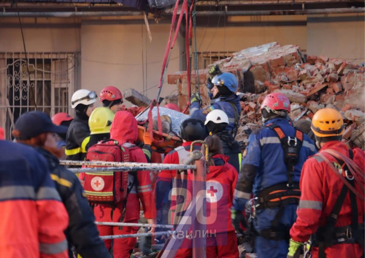 З-під завалів у Тернополі дістали живу людину З-під завалів у Тернополі дістали живу людину
