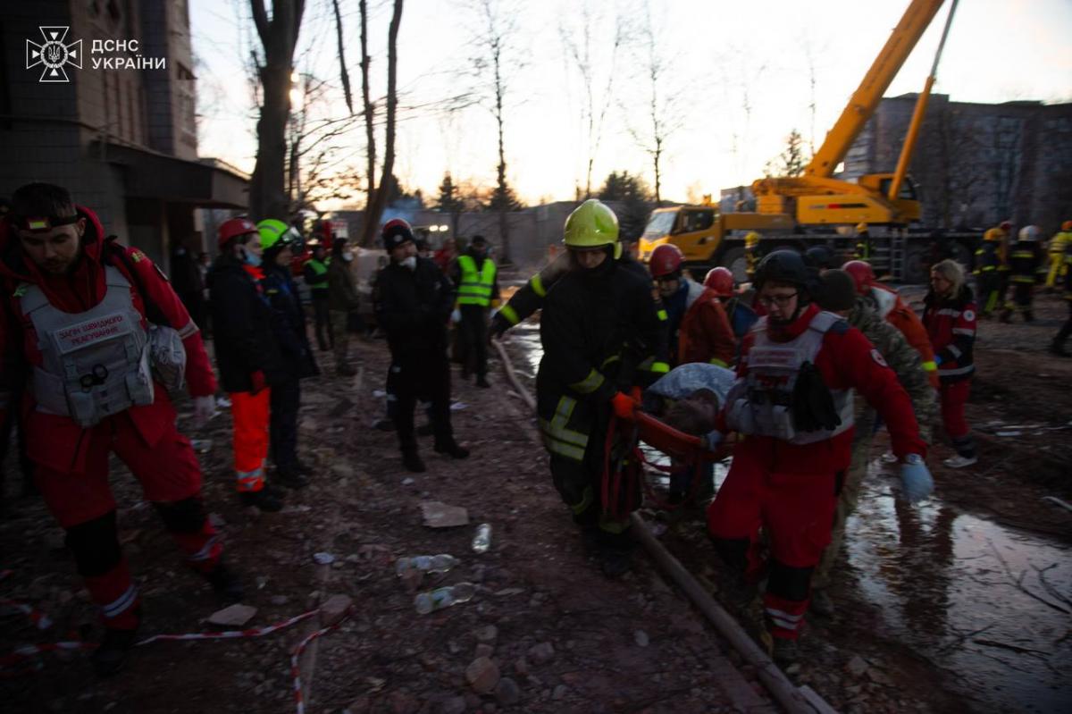 З-під завалів у Тернополі дістали живу людину З-під завалів у Тернополі дістали живу людину