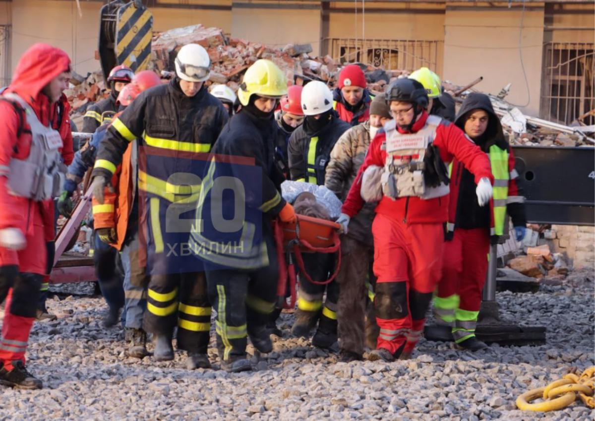 З-під завалів у Тернополі дістали живу людину З-під завалів у Тернополі дістали живу людину