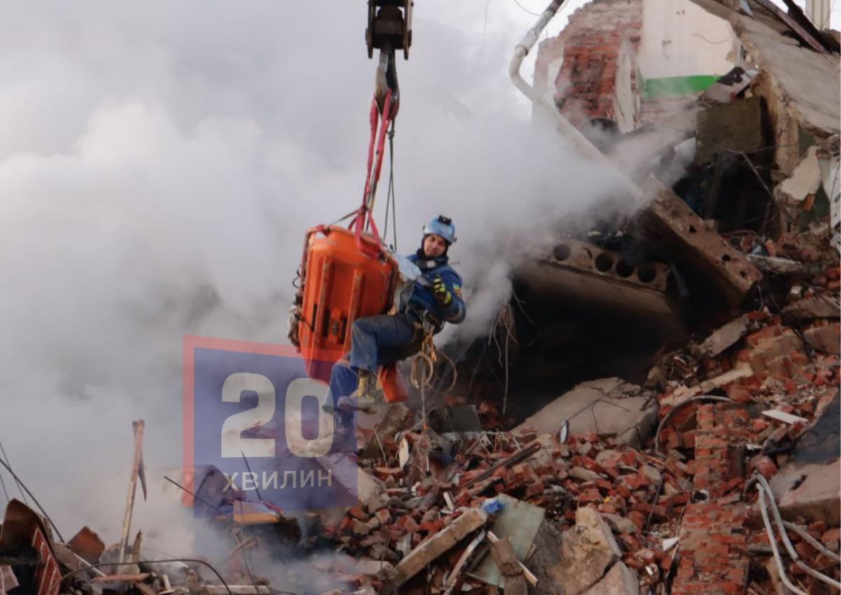 З-під завалів у Тернополі дістали живу людину З-під завалів у Тернополі дістали живу людину