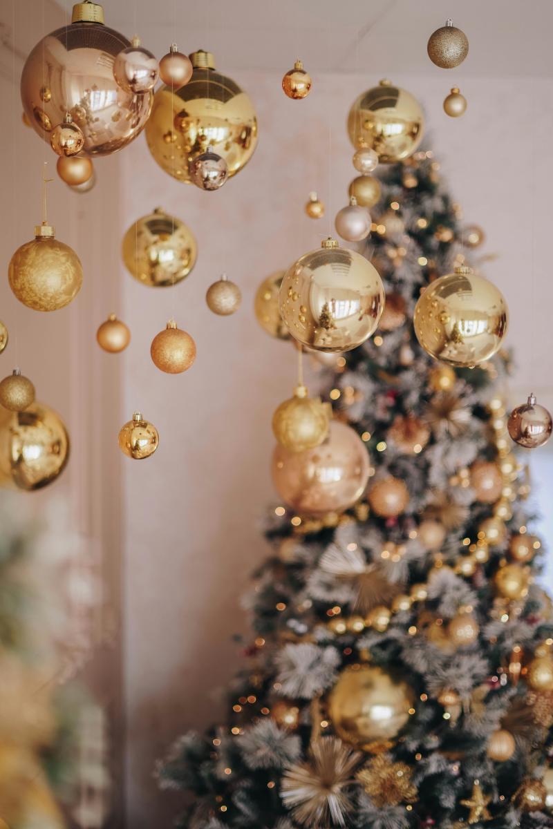 Ялинковий декор у золоті 