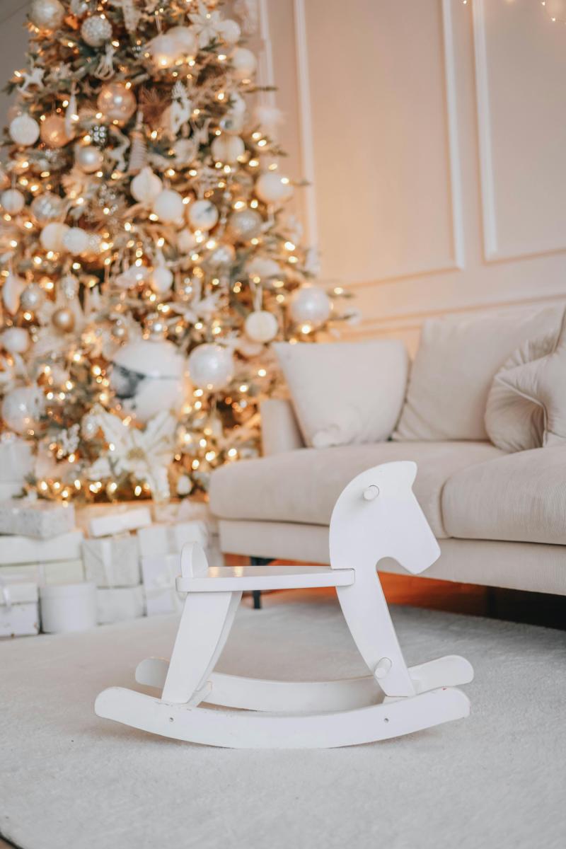 Новорічна ялинка в білому кольорі 