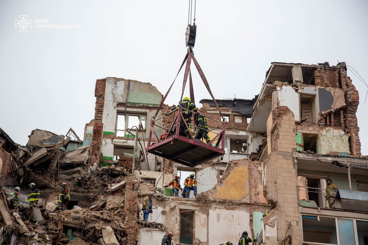 Під завалами в Тернополі знайшли тіла загиблих матері та дітей 