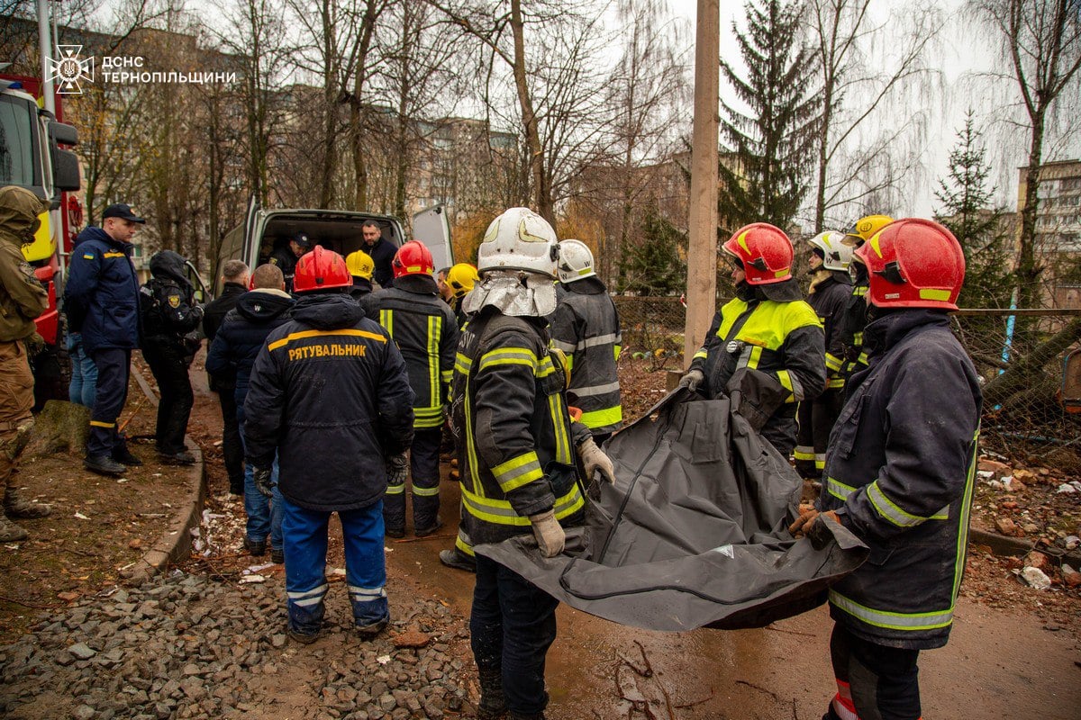 Під завалами в Тернополі знайшли тіла загиблих матері та дітей 