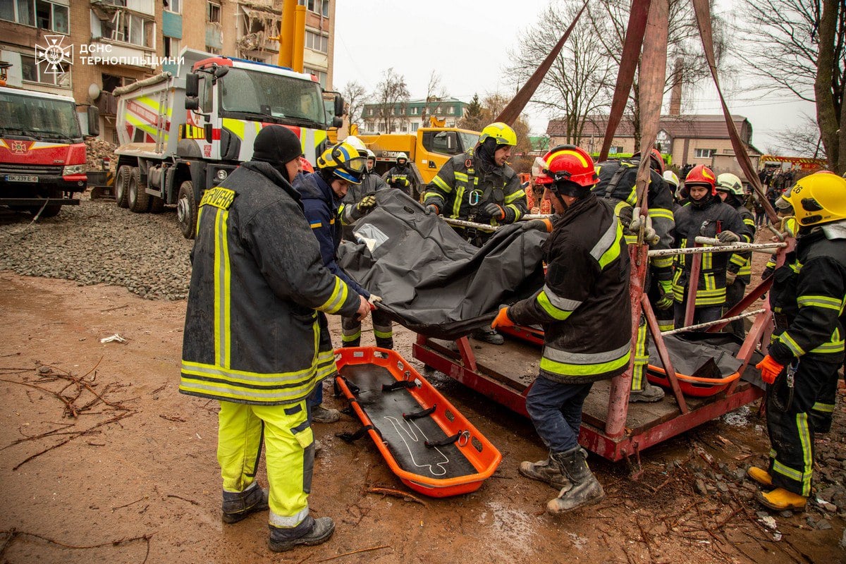 Під завалами в Тернополі знайшли тіла загиблих матері та дітей 