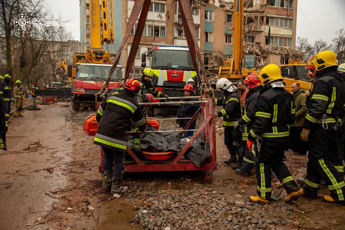 Під завалами в Тернополі знайшли тіла загиблих матері та дітей 