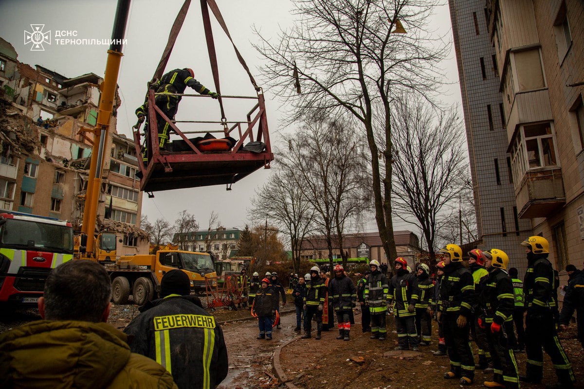 Під завалами в Тернополі знайшли тіла загиблих матері та дітей 