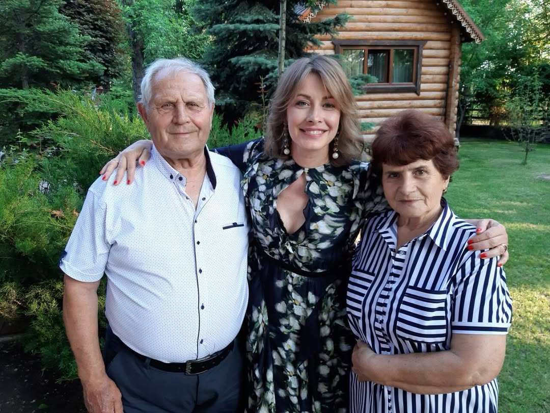 Олена Кравець з батьками