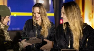 Зустріли біля потяга: Анджеліна Джолі отримала особливий подарунок в Україні