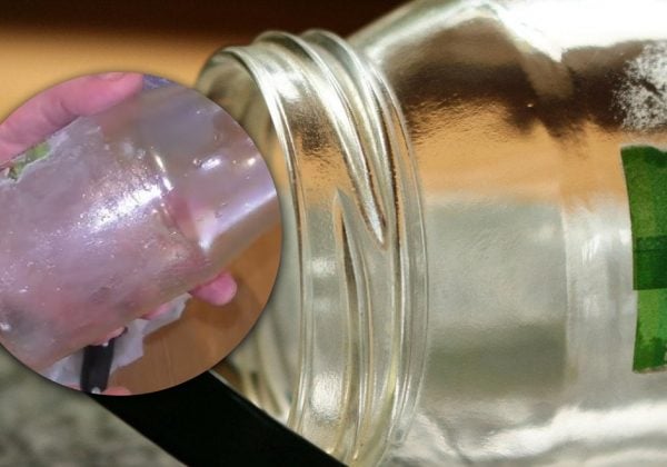 Липких следов не останется: как за 5 секунд отклеить этикетку от банки