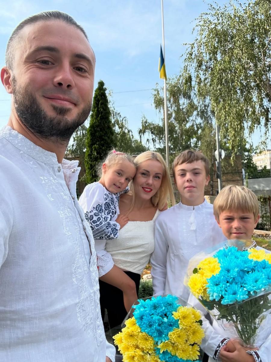 Тарас и Елена Тополи с детьми Тарас и Елена Тополи с детьми