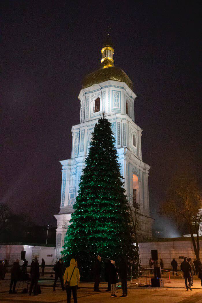 У центрі Києва відкрили головну ялинку країни