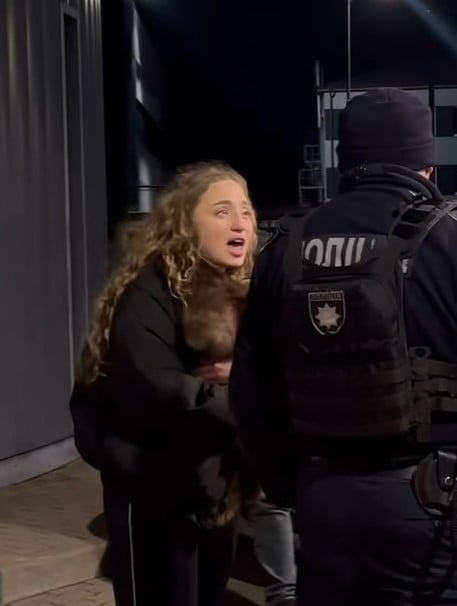 Среди молодых людей были девушки