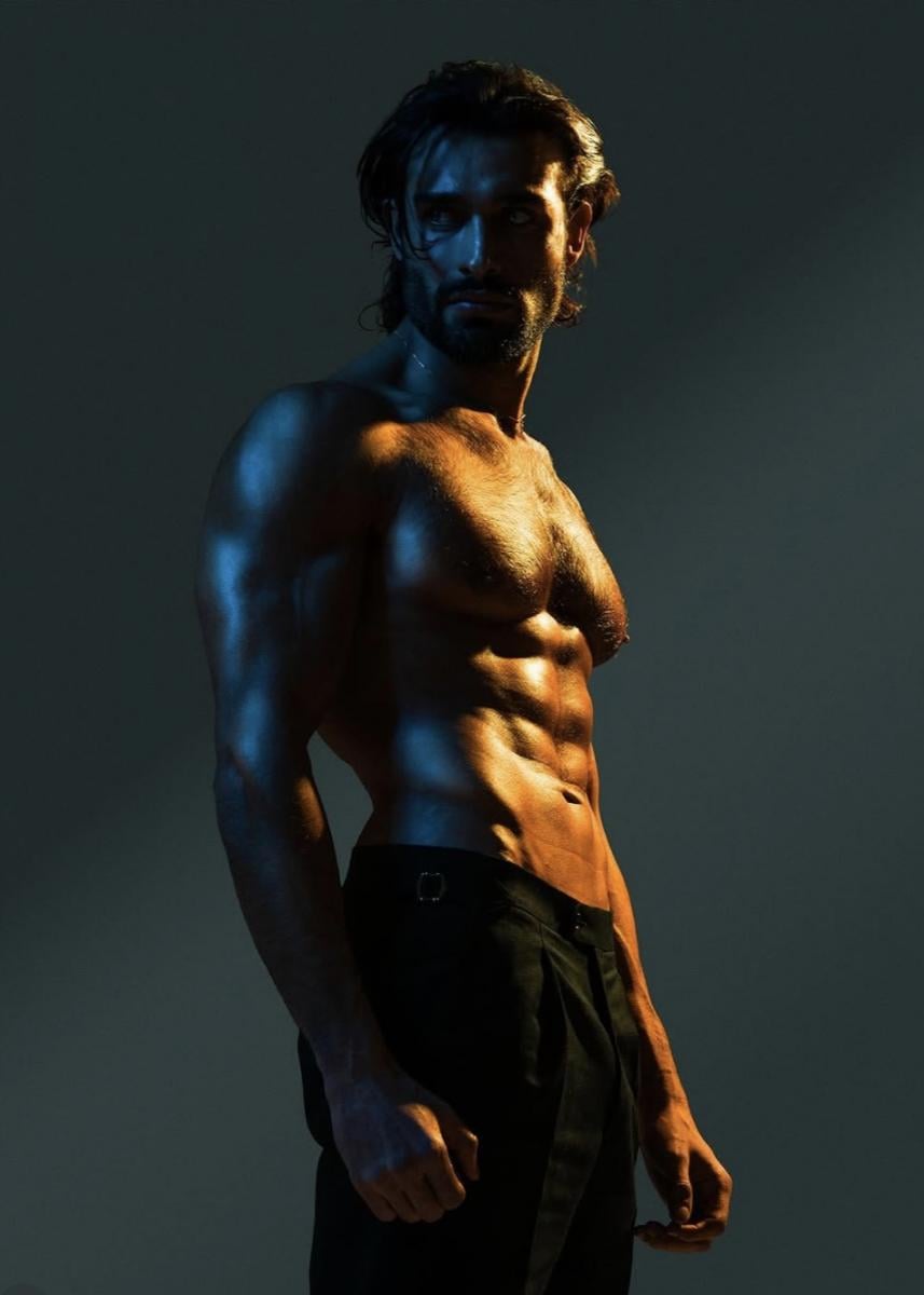 Сем Асгарі на фото для обкладинки Сем Асгарі на фото для обкладинки