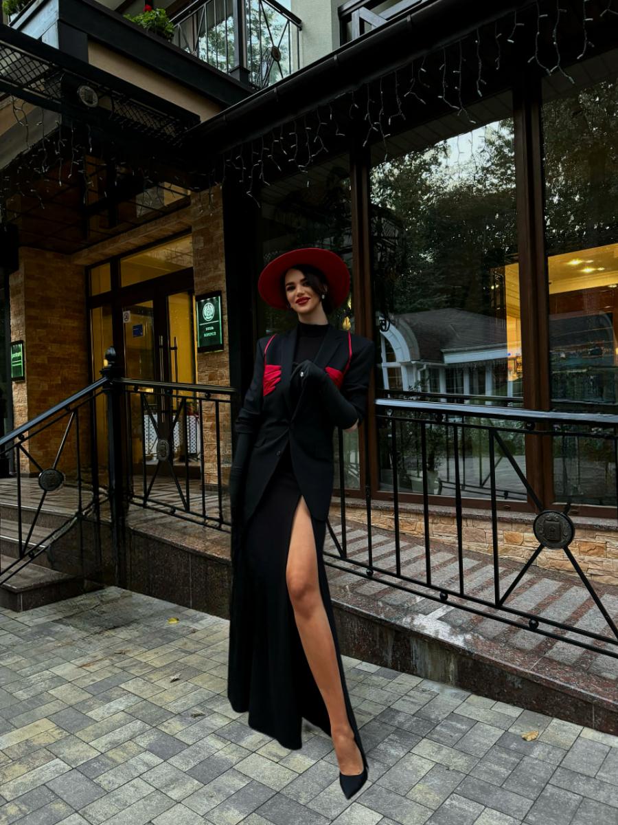 Сукня чорного кольору з яскравими аксесуарами Сукня чорного кольору з яскравими аксесуарами