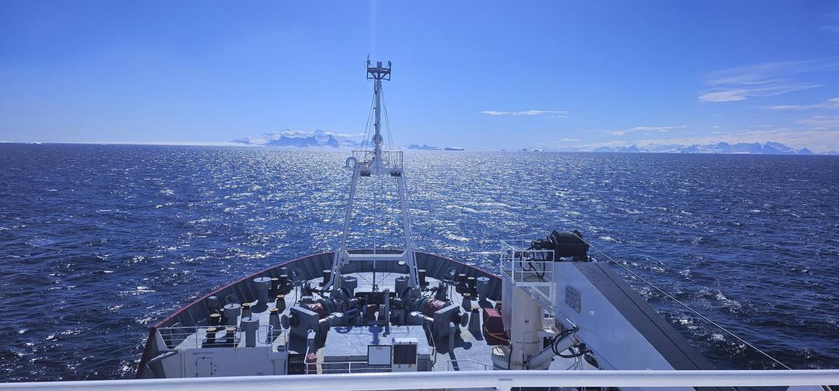 Украинский ледокол "Ноосфера" впервые пересек Южный полярный круг