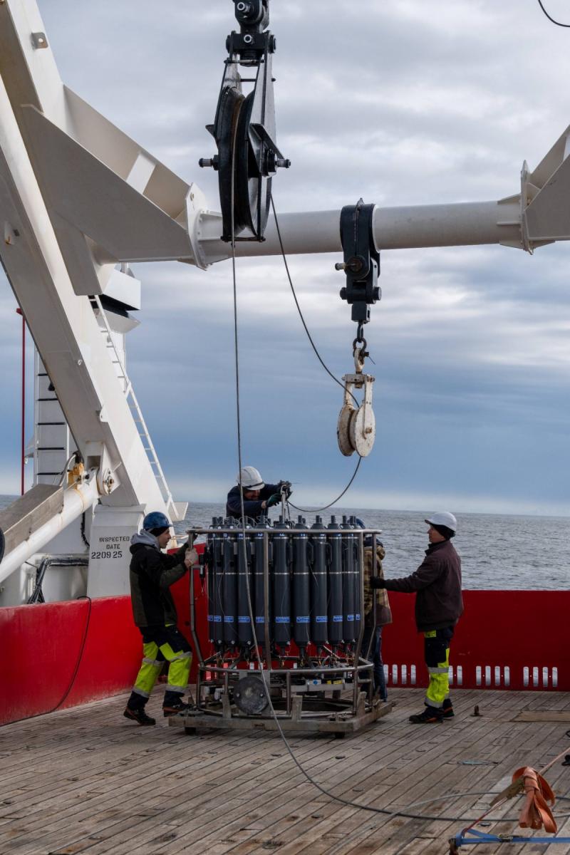 Украинский ледокол "Ноосфера" впервые пересек Южный полярный круг