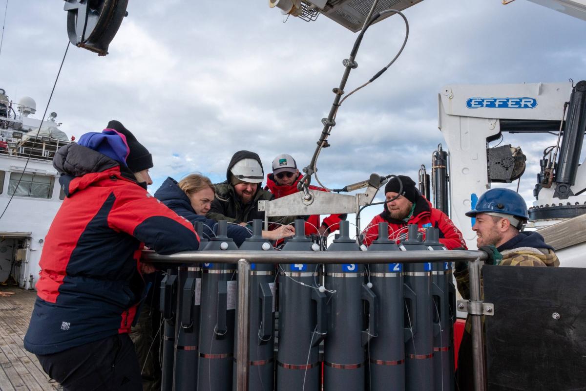 Украинский ледокол "Ноосфера" впервые пересек Южный полярный круг