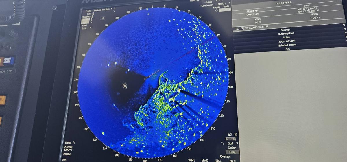Украинский ледокол "Ноосфера" впервые пересек Южный полярный круг